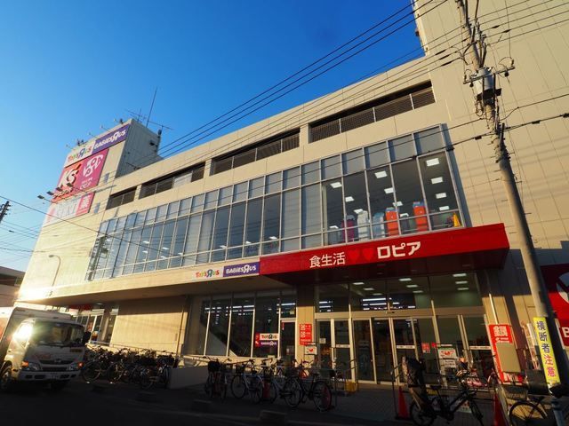 近くのロピア草加セーモンプラザ店まで400m(徒歩5分)