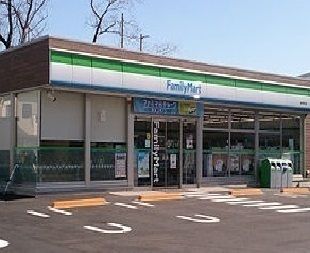 近くのファミリーマートまで450m(徒歩6分)