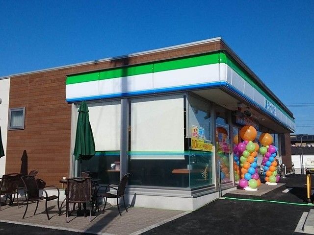 近くのファミリーマート守山小島町店まで98m（徒歩2分）