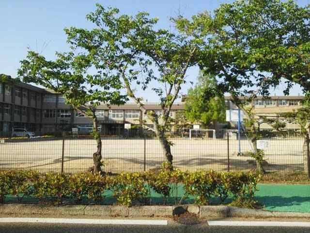 近くの守山市立　河西小学校まで700m（徒歩9分）