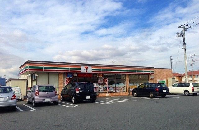 近くのセブンイレブン御殿場大坂店まで260m（徒歩4分）