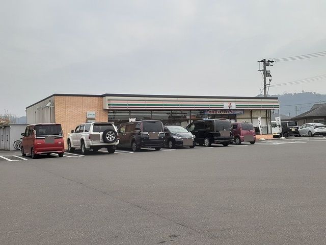 近くのセブンイレブン国分新町店まで500m(徒歩7分)
