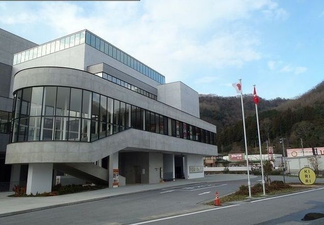 近くの三次市民ホールきりりまで400m（徒歩5分）