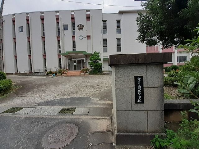 近くの倉吉市立明倫小学校まで1,400m（徒歩18分）