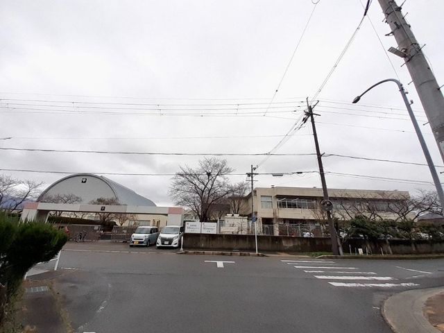 近くの亀岡市立大成中学校まで400m(徒歩5分)