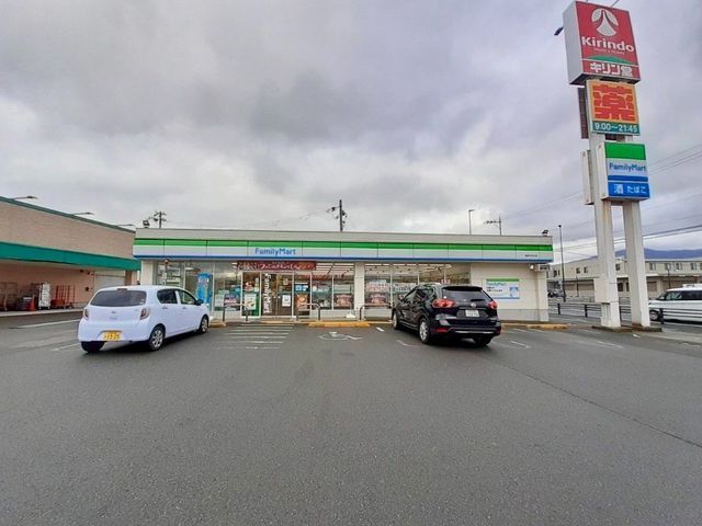近くのファミリーマート亀岡千代川店まで600m(徒歩8分)