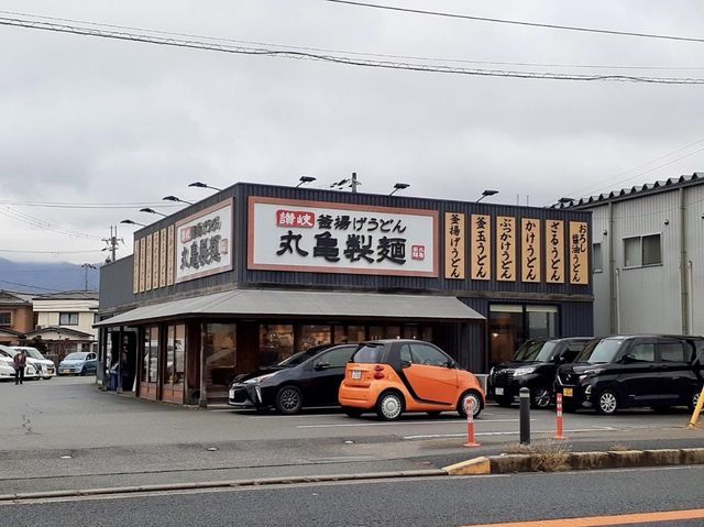 近くの丸亀製麺亀岡まで500m(徒歩7分)