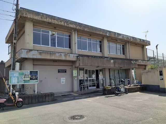 近くの南区役所　久世出張所まで550m（徒歩7分）