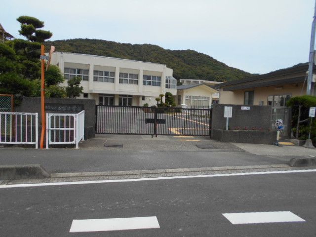 近くの志賀小学校様まで1,100m(徒歩14分)