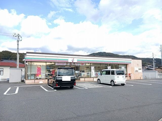 近くのセブンイレブン周南戸田店まで1,300m（徒歩17分）
