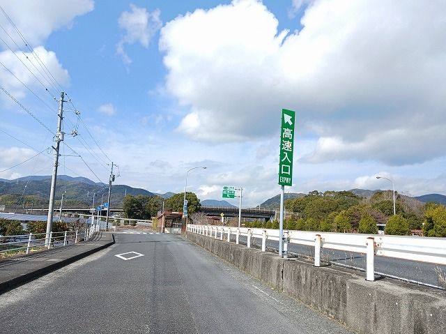 近くの徳山西インターチェンジまで1,100m（徒歩14分）