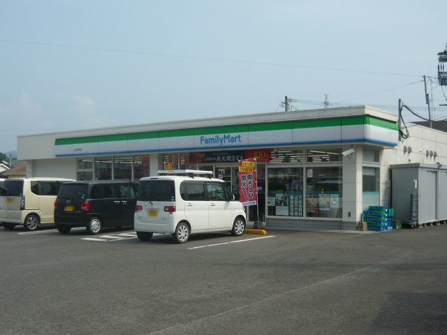 近くのファミリーマート川内平佐店まで900m（徒歩12分）