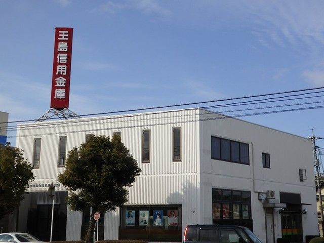 近くの銀行まで300m（徒歩4分）