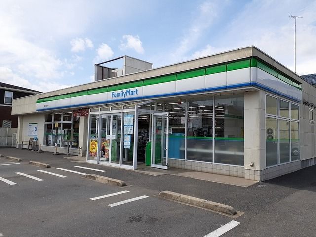 近くのファミリーマートまで450m（徒歩6分）