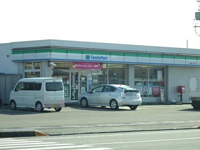 近くのファミリーマート吉田インター店まで450m(徒歩6分)