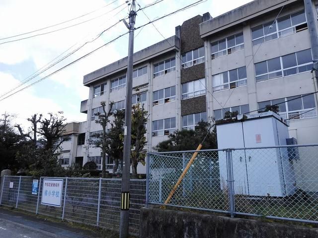 近くの橘小学校まで250m（徒歩4分）