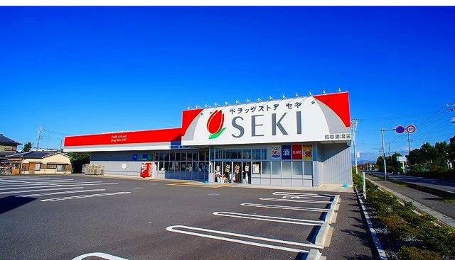 近くのドラッグストアセキ妻沼店まで400m（徒歩5分）