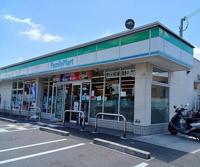 近くのファミリーマート様まで450m(徒歩6分)