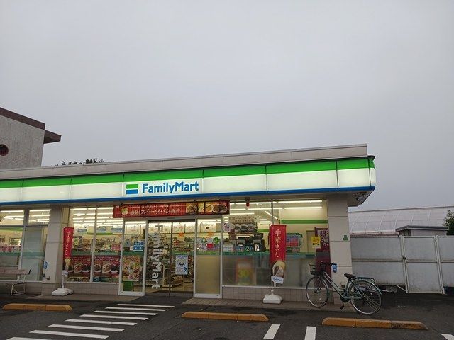 近くのファミリーマートまで487m（徒歩7分）