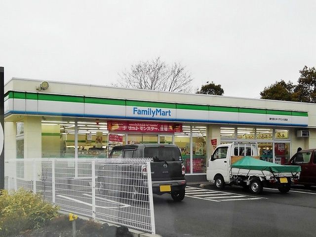 近くのファミリーマート御代田ミネベアまで800m（徒歩10分）