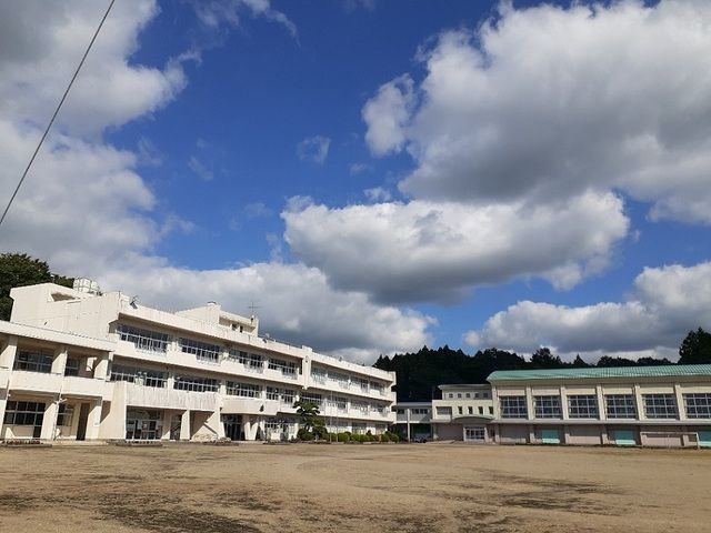 近くの大崎市立三本木中学校まで1,500m（徒歩19分）