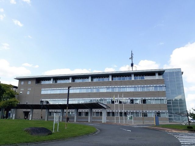 近くの役所まで1,600m（徒歩20分）