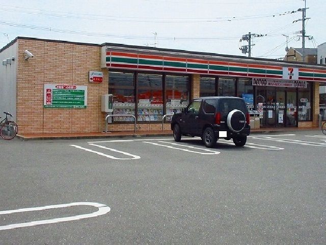 近くのセブンイレブンまで700m（徒歩9分）