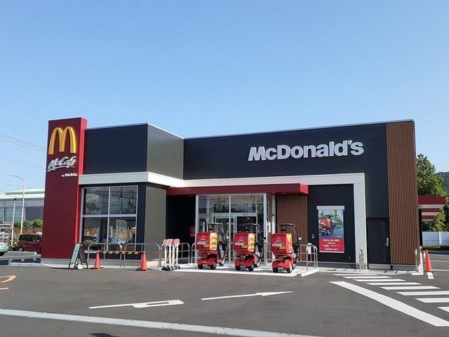 近くのマクドナルドまで750m（徒歩10分）