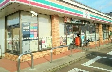 近くのセブンイレブン三条下須頃店まで200m（徒歩3分）