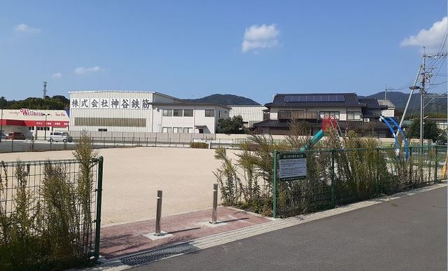 近くの東川津中尾中央公園まで1,100m（徒歩14分）