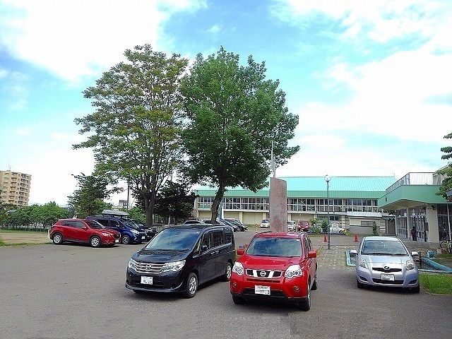 近くの手稲中央小学校まで80m(徒歩1分)