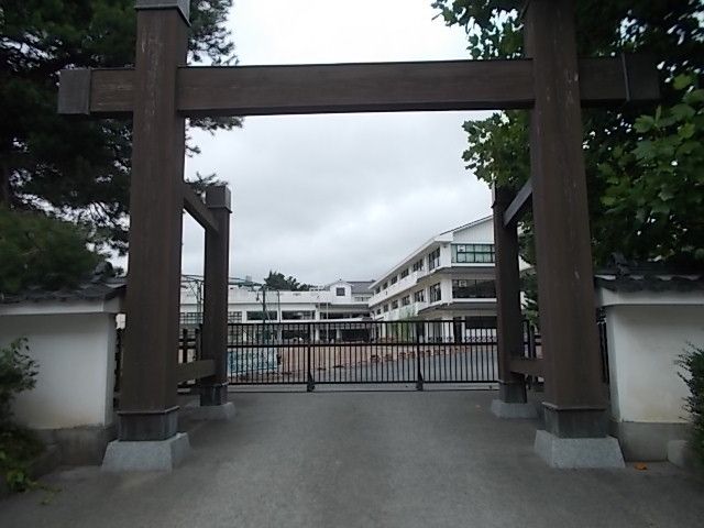 近くの三の丸小学校まで450m（徒歩6分）