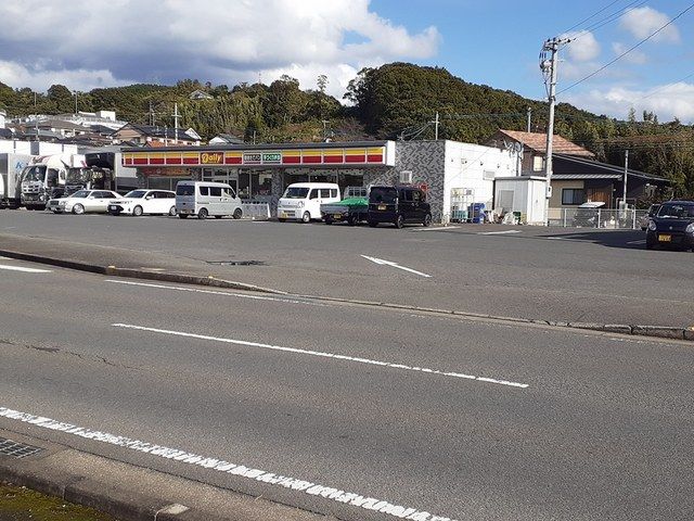 近くのデイリーヤマザキ大村インター店まで244m（徒歩4分）