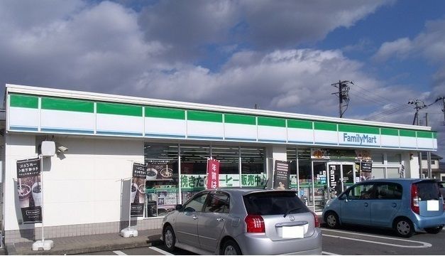 近くのファミリーマート富士大学前店まで1,700m（徒歩22分）