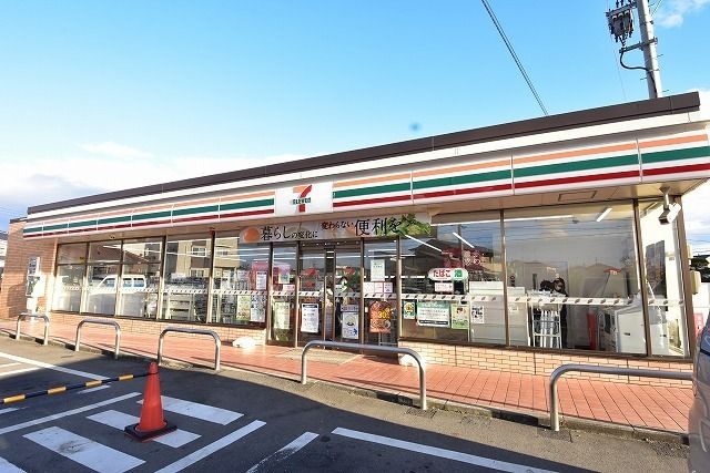 近くのセブンイレブン郡山名倉店まで400m（徒歩5分）