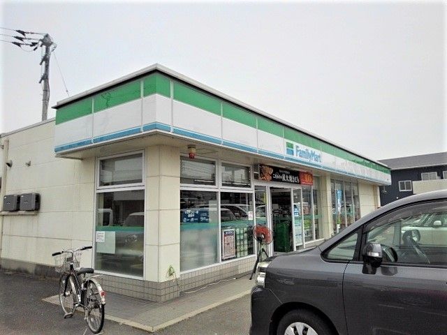 近くのファミリーマート三野店まで700m(徒歩9分)