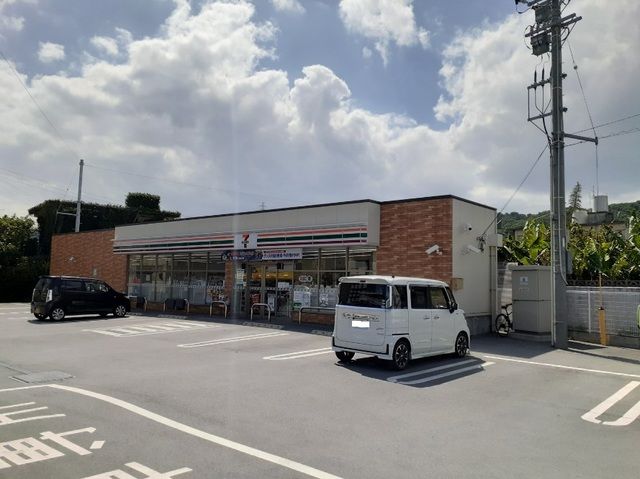 近くのセブンイレブン与那原店まで800m（徒歩10分）