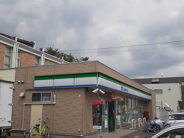 近くのファミリーマートまで465m(徒歩6分)