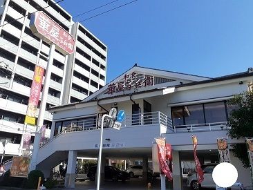 近くのファミレスまで75m（徒歩1分）