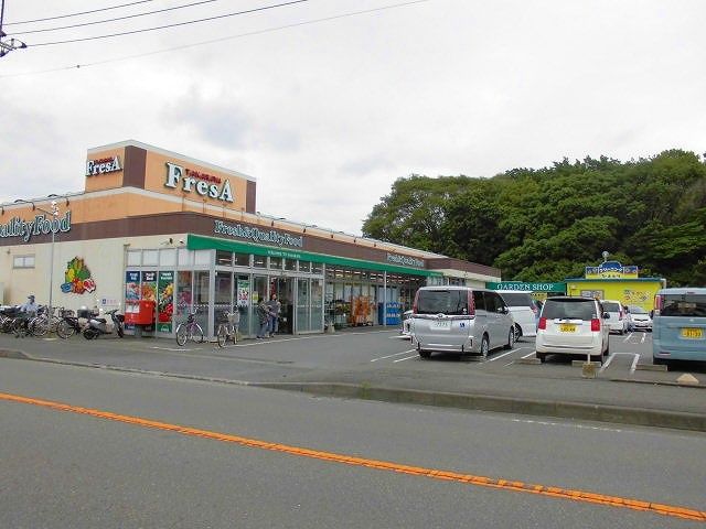 近くのたからやフレサ磯部店まで750m（徒歩10分）