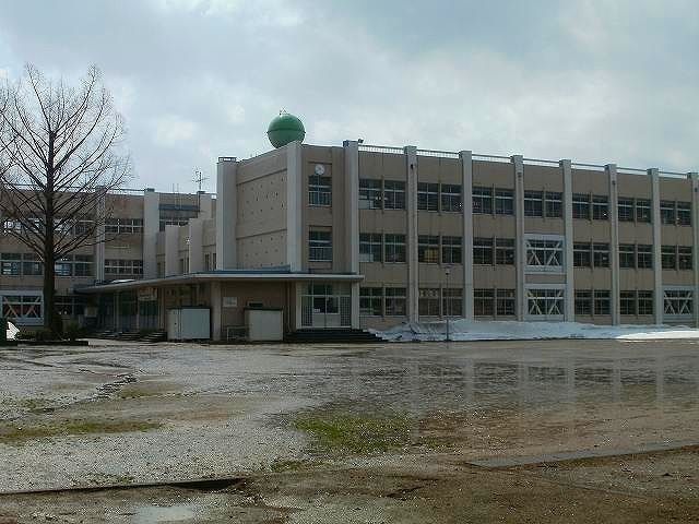 近くの上越市立南本町小学校まで250m(徒歩4分)