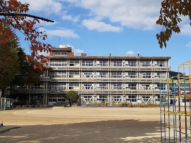 近くの福島市立三河台小学校まで800m（徒歩10分）