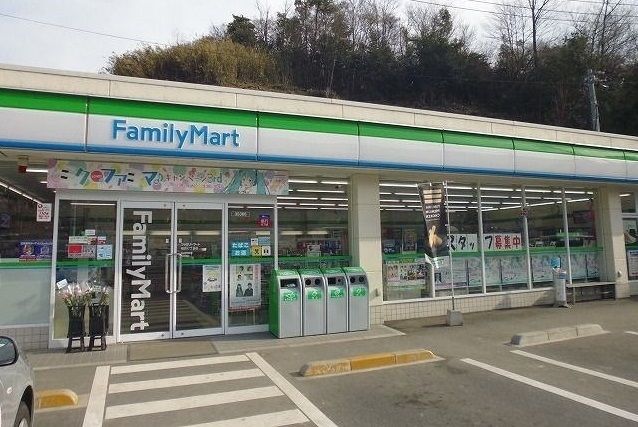 近くのファミリーマートまで750m（徒歩10分）