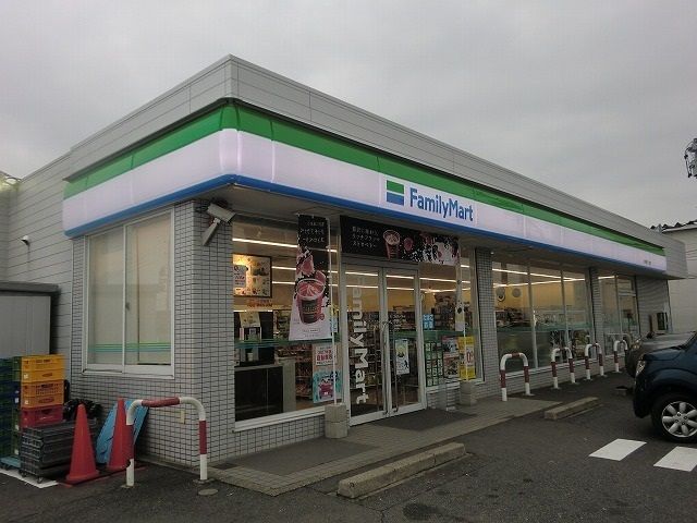 近くのファミリーマート各務原三ツ池店まで350m（徒歩5分）