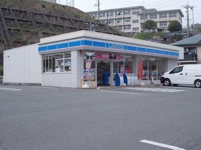 近くのローソン新南陽土井一丁目店まで500m（徒歩7分）