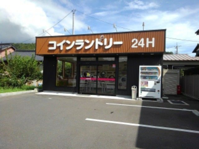 近くのコインランドリー土井店まで350m（徒歩5分）