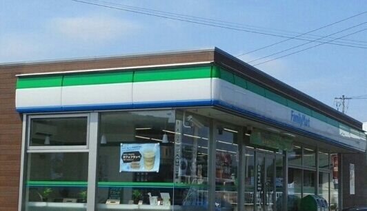 近くのファミリーマートまで60m(徒歩1分)