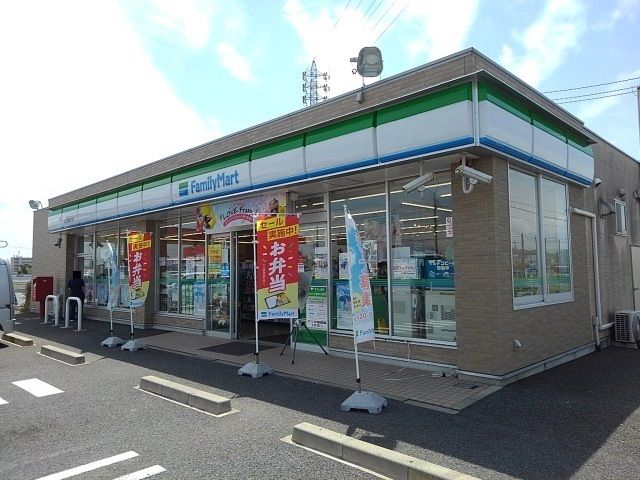 近くのファミリーマートまで550m（徒歩7分）