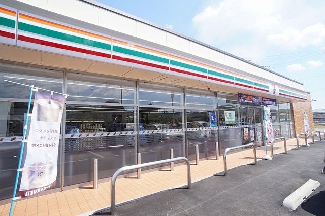 近くのセブンイレブン桐生間ノ島店まで600m（徒歩8分）