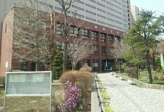 近くの東区役所まで2,500m（徒歩32分）